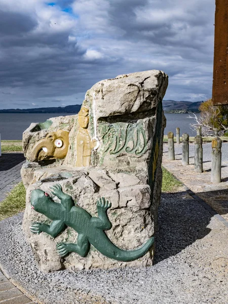 Gesneden hagedis in een rots, een Tribal symbool aan Lake Rotorua — Stockfoto