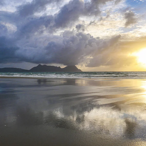 Plaża o zachodzie słońca w: Northland, New Zealand — Zdjęcie stockowe