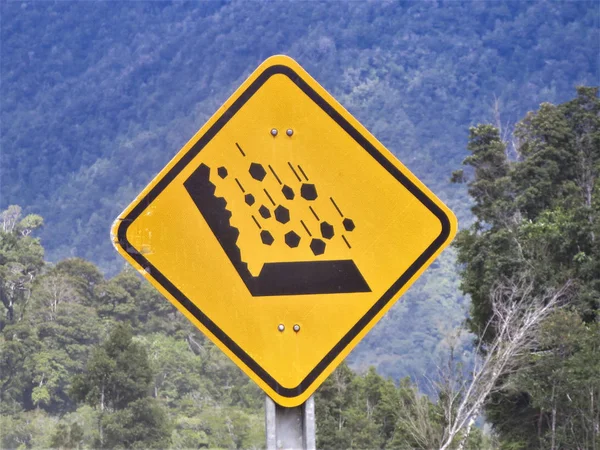 Warning sign rockfall with blue sky in background — Stock Photo, Image