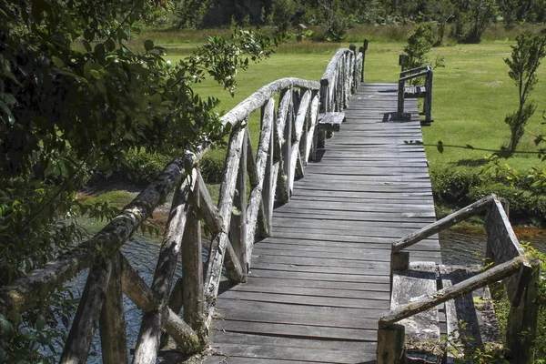 Παλιά ξύλινη γέφυρα στο καρτέρα Αυστραλιάλ, Porto Puyuhuapi στο Patag — Φωτογραφία Αρχείου
