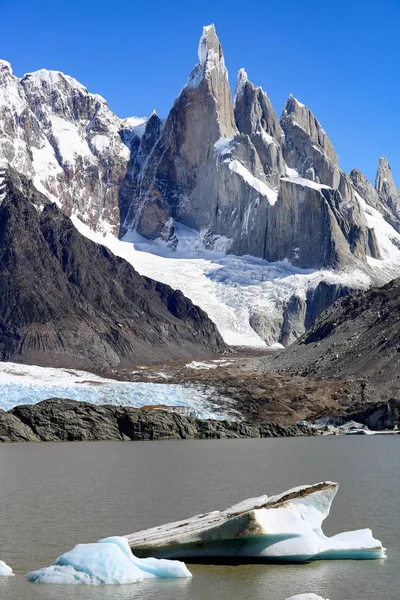 Vista a las montañas nevadas de Laguna Torre en Argentina —  Fotos de Stock