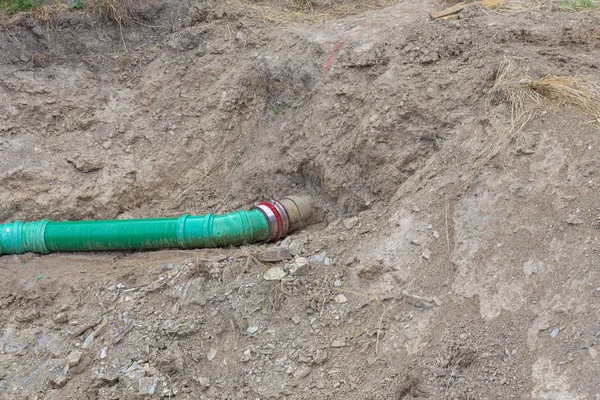 Tubo sob a terra em um canteiro de obras — Fotografia de Stock