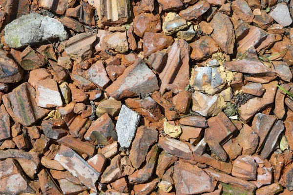 Construction rubble of old red tiles gives a harmonic background — Stock Photo, Image