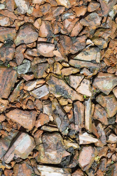 Construction rubble of old red tiles gives a harmonic background — Stock Photo, Image