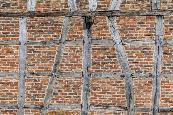 Стіна старої історичної будівлі з напівпрозорою дерев'яною конструкцією — стокове фото