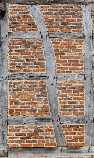 Vägg av gammal historisk byggnad med halva timrade trä Bygg — Stockfoto