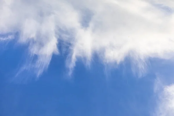 Γραφικά μαλακά σύννεφα αργά το απόγευμα με μπλε ουρανό — Φωτογραφία Αρχείου