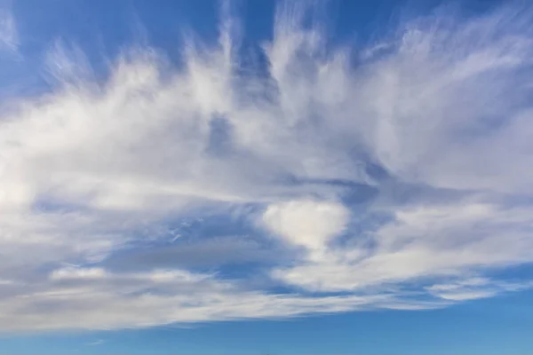 Nuvens suaves cênicas no final da tarde com céu azul — Fotografia de Stock