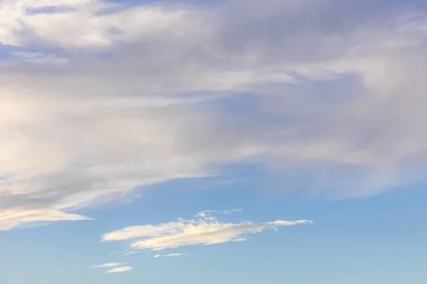 푸른 하늘과 늦은 오후에 아름다운 부드러운 구름 — 스톡 사진