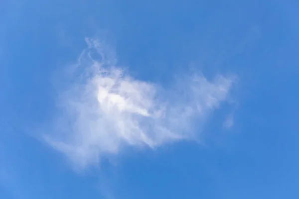 Festői lágy felhők késő délután kék eget — Stock Fotó