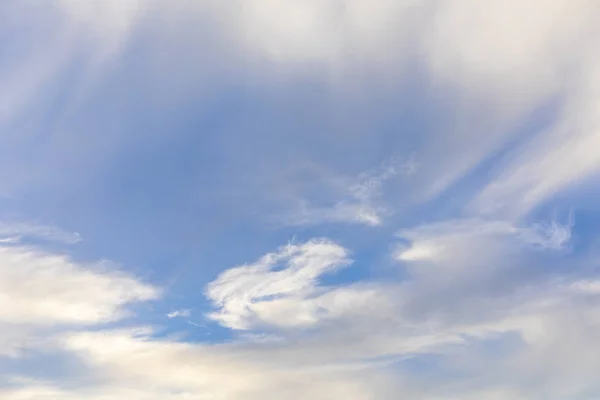 Nuvens suaves cênicas no final da tarde com céu azul — Fotografia de Stock