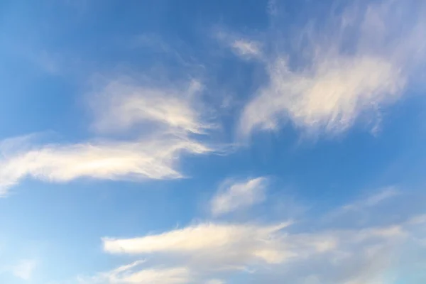 Nubes suaves escénicas al final de la tarde con cielo azul — Foto de Stock