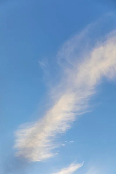 Nubes suaves escénicas al final de la tarde con cielo azul — Foto de Stock