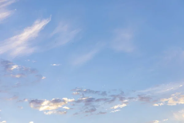 Morbide nuvole panoramiche nel tardo pomeriggio con cielo blu — Foto Stock