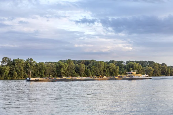 Buque de carga que cruza el río Rin — Foto de Stock