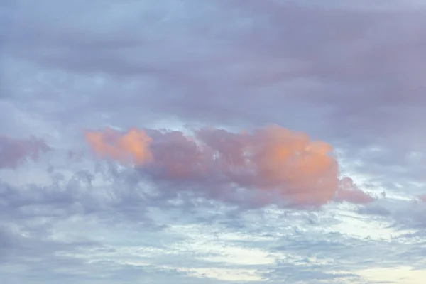 Nuages de couleurs violet rouge avec ciel bleu au coucher du soleil — Photo