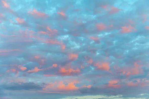 Nuages de couleurs violet rouge avec ciel bleu au coucher du soleil — Photo