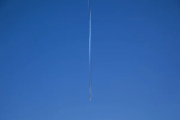 Dampfspur von Flugzeugen am blauen Himmel — Stockfoto