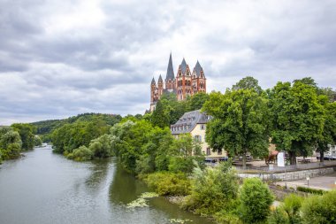 Lahn Nehri ile Limburg Katedrali manzarası 