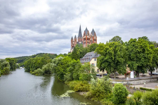 Widok na katedrę w Limburgu z rzeką Lahn — Zdjęcie stockowe