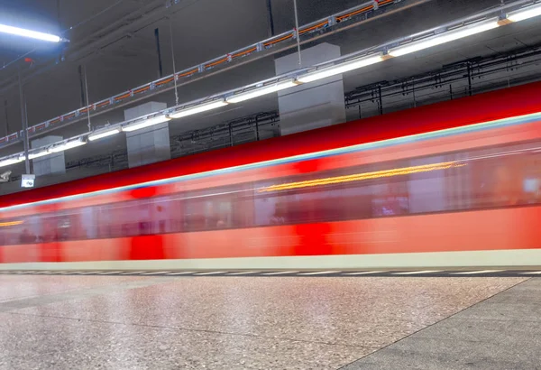 Metro tren con velocidad entra en la estación de tren en Frankfurt —  Fotos de Stock