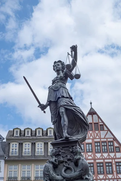 Standbeeld van Vrouwe Justitia in frankfurt — Stockfoto