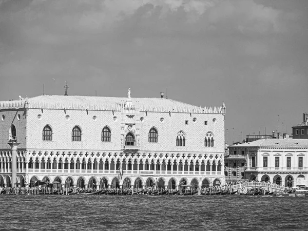 Pohled na Benátky z Grand Canal-Dodge Palace, Campanile na PIA — Stock fotografie