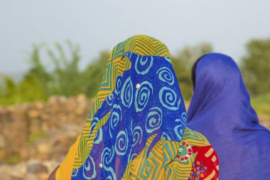 Kadınlar t geleneksel desen ile renkli headscarfs giymek