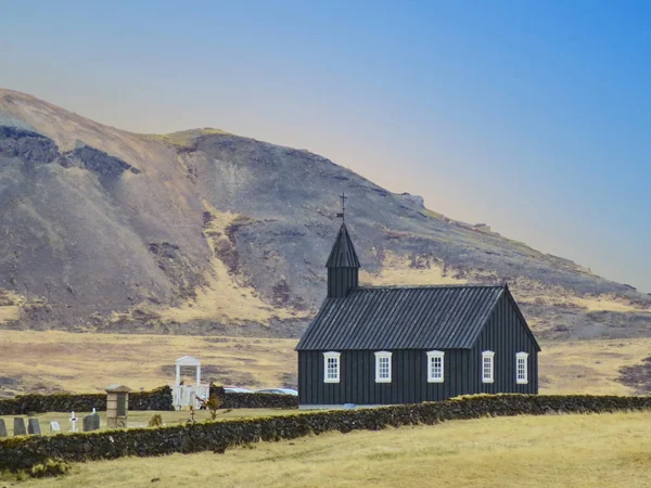 Знаменита чорна церква Бюдір на півострові Снайфелнес в регіоні — стокове фото