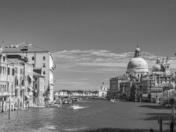 Scenic view to old palaces at the canale grande in Venice, — Stock Photo, Image