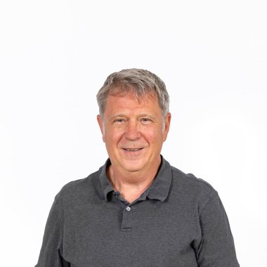 Yakışıklı beyaz adam gülümsüyor