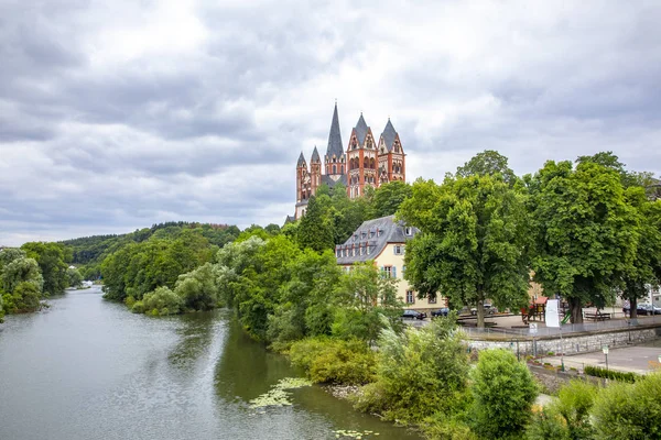 Kilátás Limburg katedrálisra a Lahn folyót — Stock Fotó