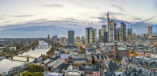Antenn av Frankfurt i aftonen — Stockfoto