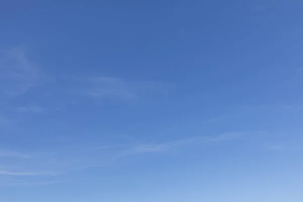 Блакитне небо з м'якими легкими хмарами гармонійний фон — стокове фото