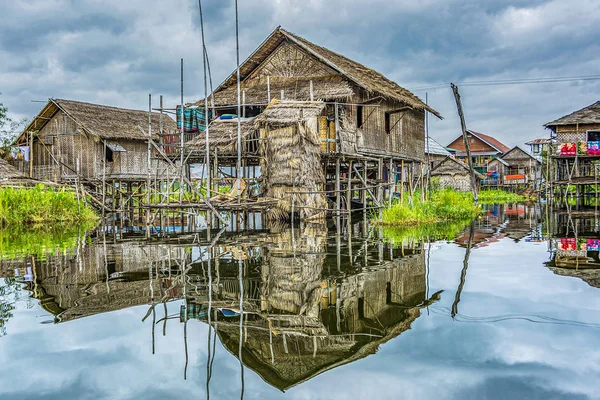Plovoucí vesnice na jezeře Inle Lake, Shan státu, Myanmar — Stock fotografie