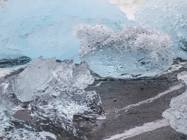 ジョクルサの有名なダイヤモンドビーチで輝く氷山の作品 — ストック写真
