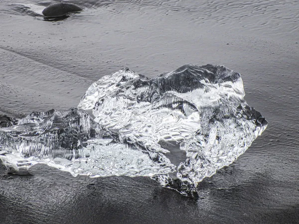 Morceaux de l'iceberg scintillent sur la célèbre plage de diamant à Jokulsa — Photo