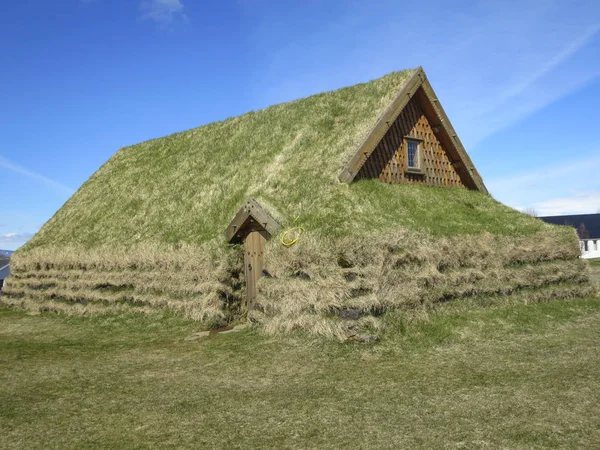 Tradycyjnych wiejskich darń islandzki zadaszony dom — Zdjęcie stockowe