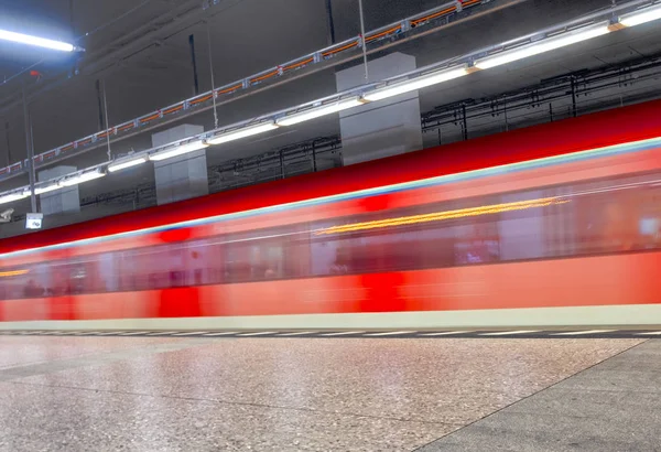 Trem de metrô com velocidade entra na estação de trem em Frankfurt — Fotografia de Stock