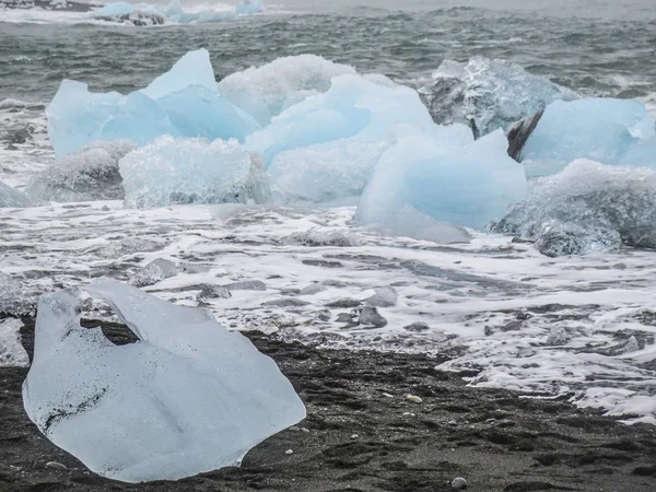 Morceaux de l'iceberg scintillent sur la célèbre plage de diamant à Jokulsa — Photo