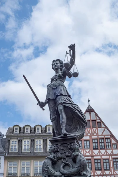 フランクフルトで正義の女神像 — ストック写真