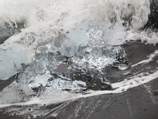 요쿨사(Jokulsa)의 유명한 다이아몬드 비치에서 반짝이는 빙산조각 — 스톡 사진