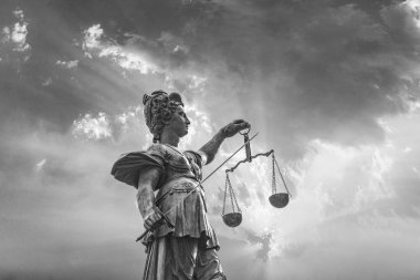 Frankfurt - romer önünde adalet heykeli germ