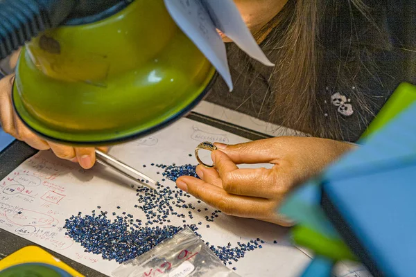 Goldsmith prepares a ring with gemstones — Stock Photo, Image