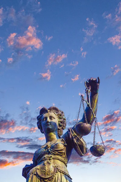 Standbeeld van Vrouwe Justitia tegenover de romer in frankfurt — Stockfoto