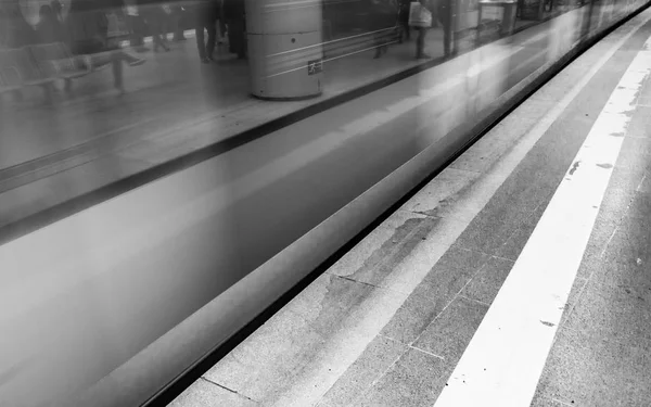 Metro con tren en movimiento —  Fotos de Stock