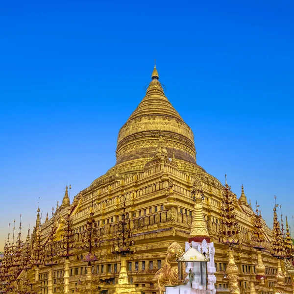 Pagoda, pagoda dorada con cielo azul —  Fotos de Stock