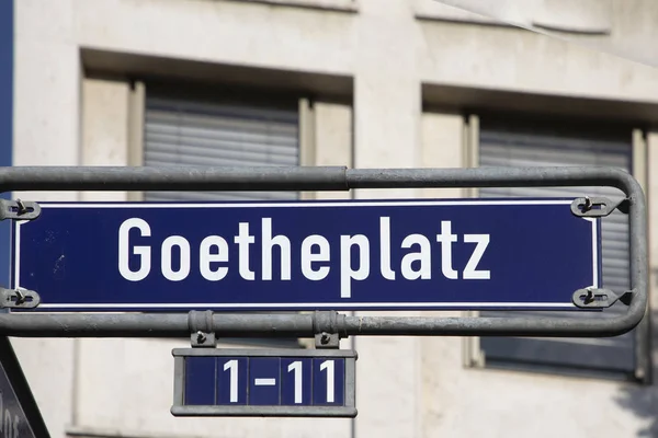 Sinal de rua Goetheplatz (Praça Goethe) em Frankfurt — Fotografia de Stock