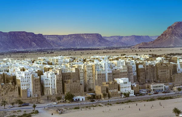 Sunset at the old loam skyscraper town of shibam in the Hadramau — Stock Photo, Image