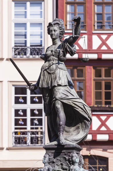 Standbeeld van Vrouwe Justitia tegenover de romer in frankfurt - germ — Stockfoto